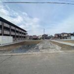 東側前面道路より物件(外観)